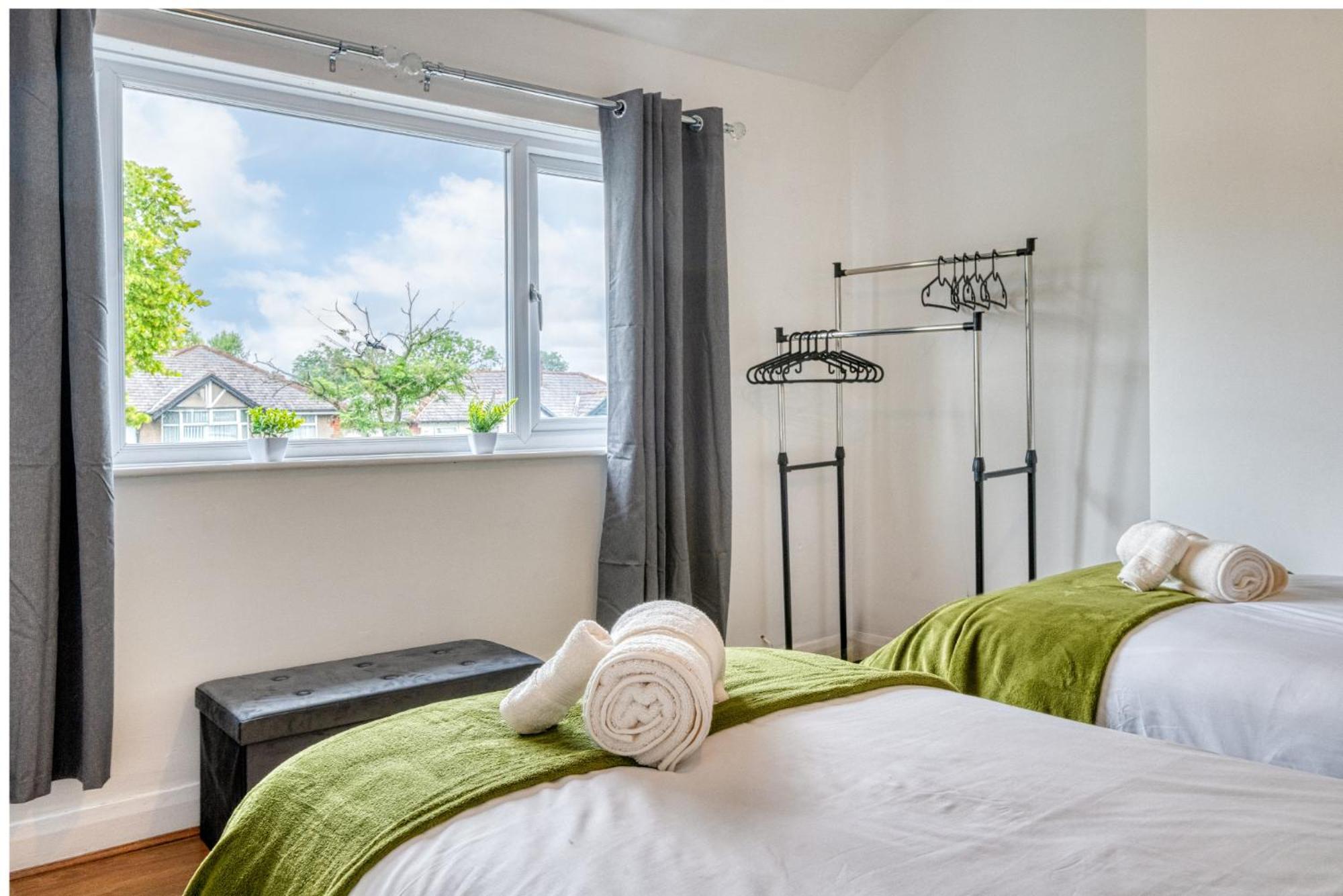 Holiday home Full House, Massage Mattresses, Sleeps 6 Guests, Free Wifi, Free Parking, Free Netflix, Smart Tv Manchester