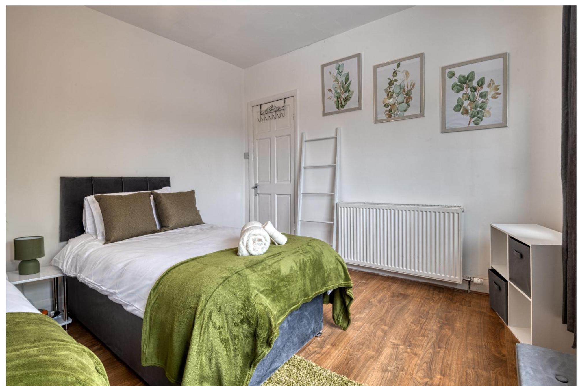 Full House, Massage Mattresses, Sleeps 6 Guests, Free Wifi, Free Parking, Free Netflix, Smart Tv Manchester