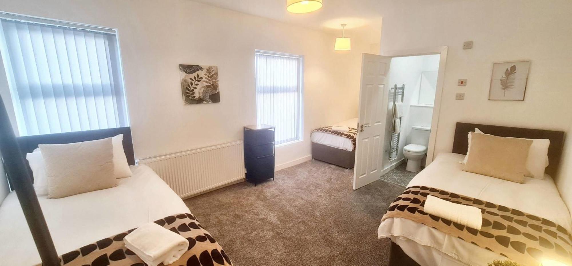 Bright & Comfy 4-bedroom House 10 Mins To By Rest&recharge Holiday home Manchester