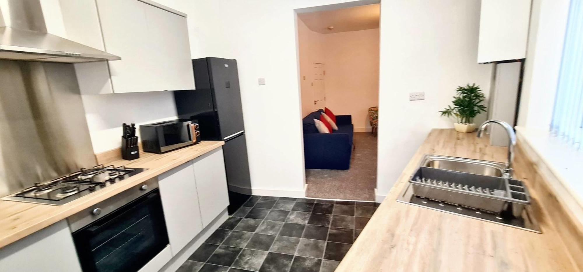Holiday home Bright & Comfy 4-bedroom House 10 Mins To By Rest&recharge