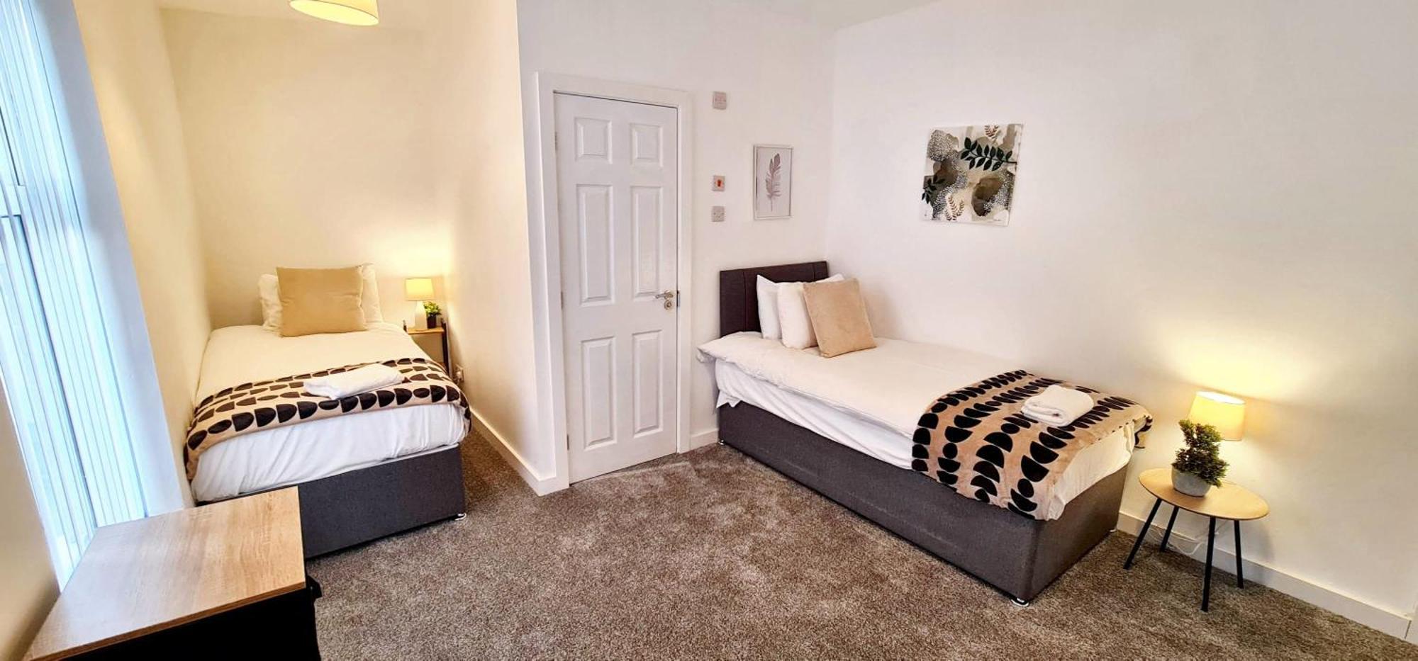 Holiday home Bright & Comfy 4-bedroom House 10 Mins To By Rest&recharge *