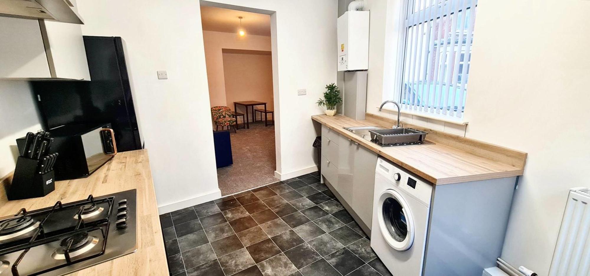 Holiday home Bright & Comfy 4-bedroom House 10 Mins To By Rest&recharge *