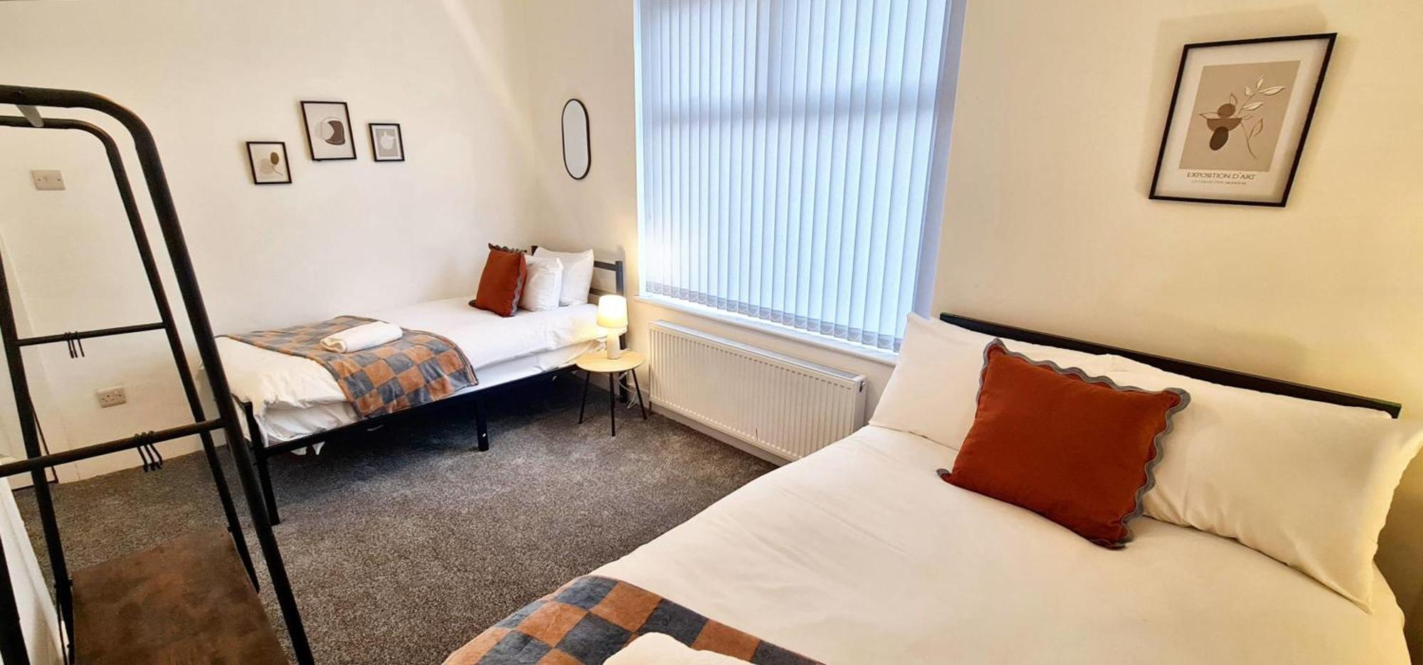 Holiday home Bright & Comfy 4-bedroom House 10 Mins To By Rest&recharge Manchester