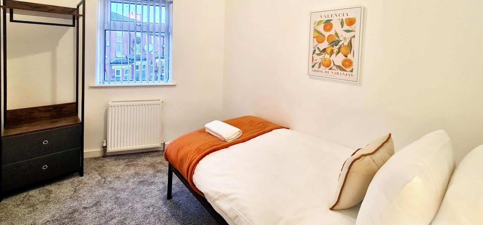 Bright & Comfy 4-bedroom House 10 Mins To By Rest&recharge