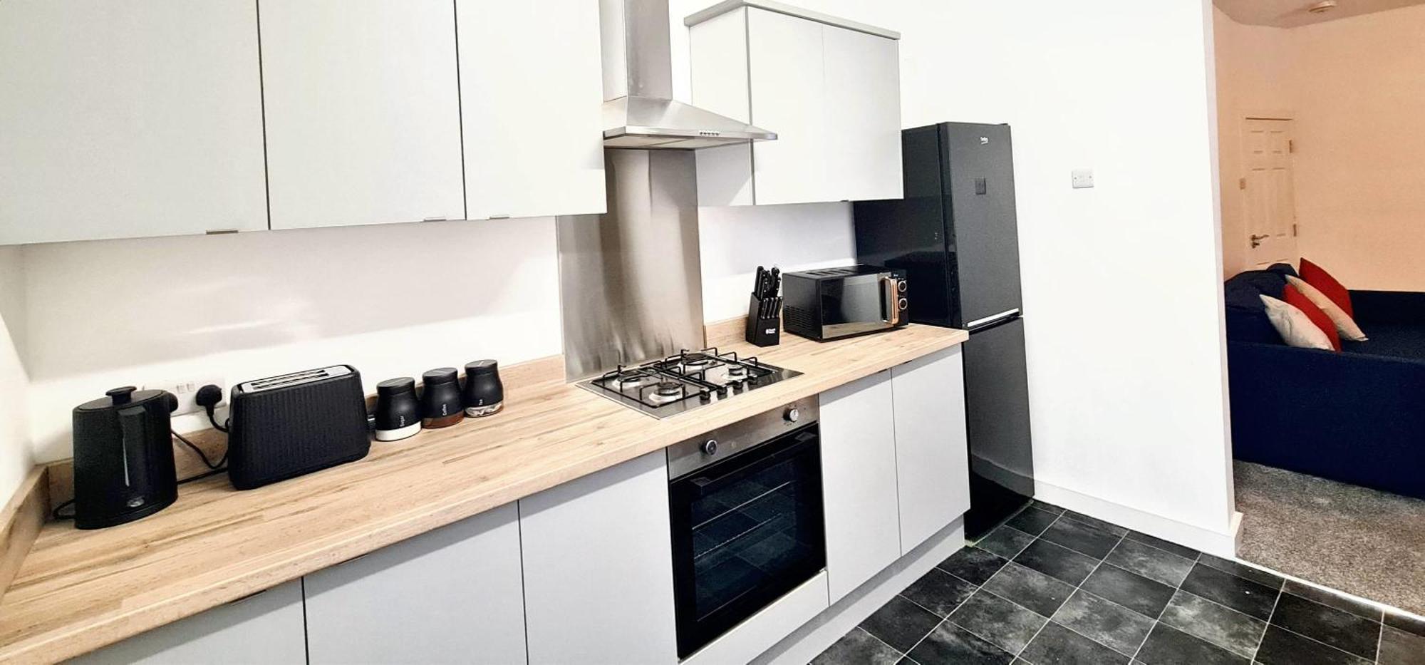 Bright & Comfy 4-bedroom House 10 Mins To By Rest&recharge