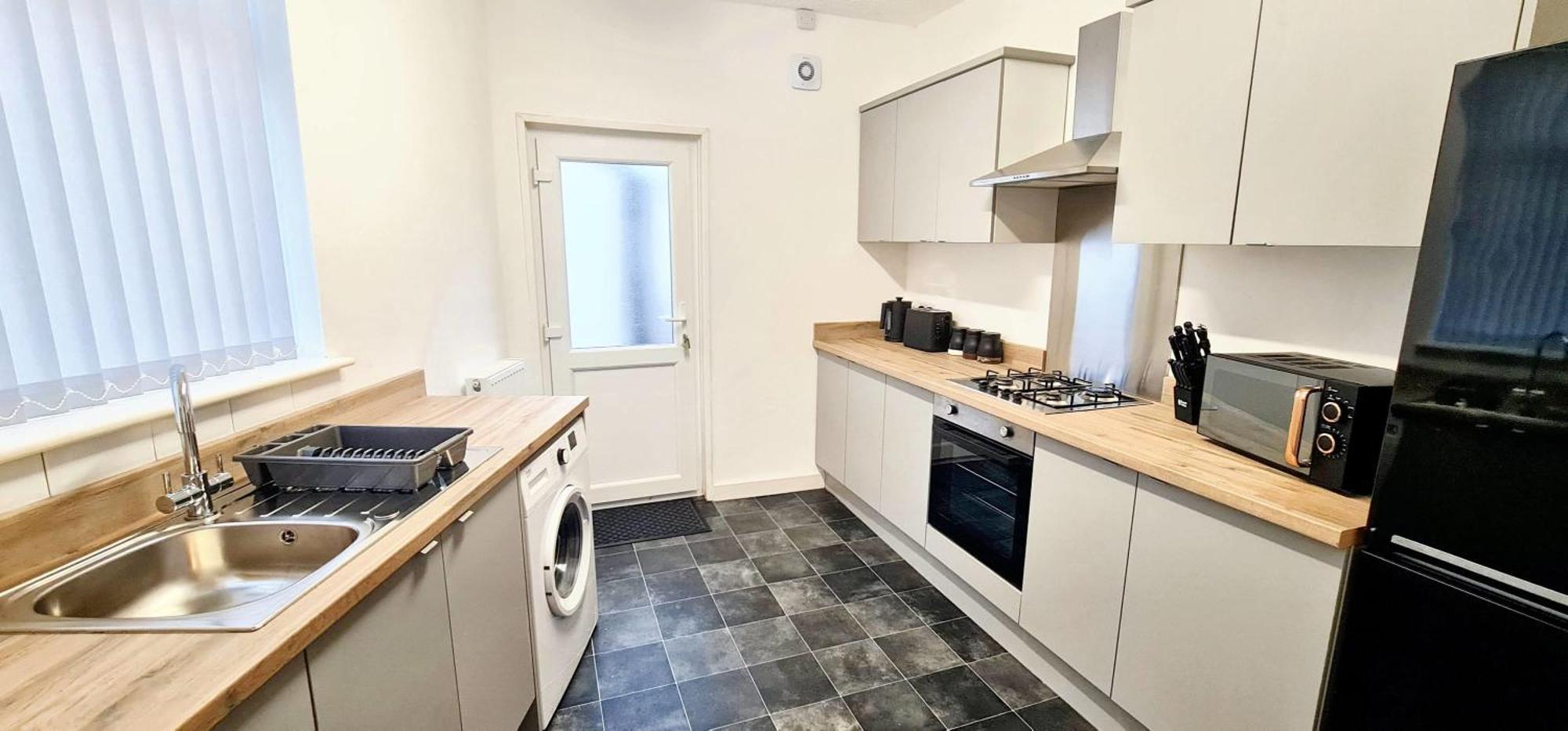 Bright & Comfy 4-bedroom House 10 Mins To By Rest&recharge