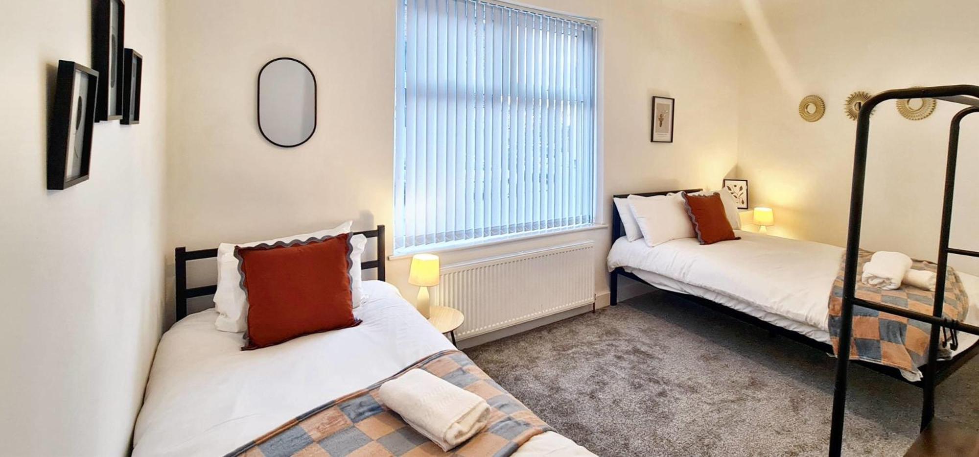 Bright & Comfy 4-bedroom House 10 Mins To By Rest&recharge Holiday home