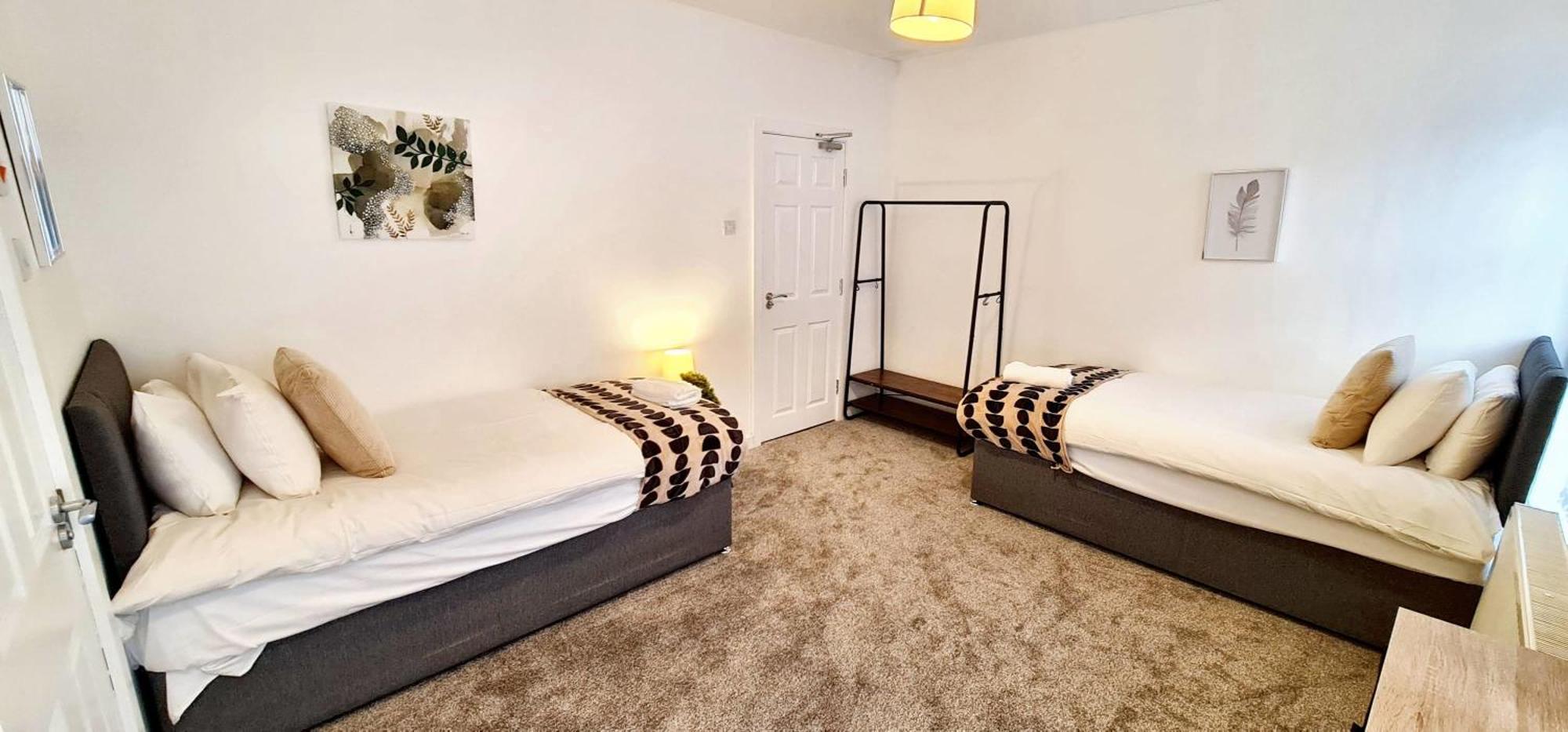 Bright & Comfy 4-bedroom House 10 Mins To By Rest&recharge Holiday home *
