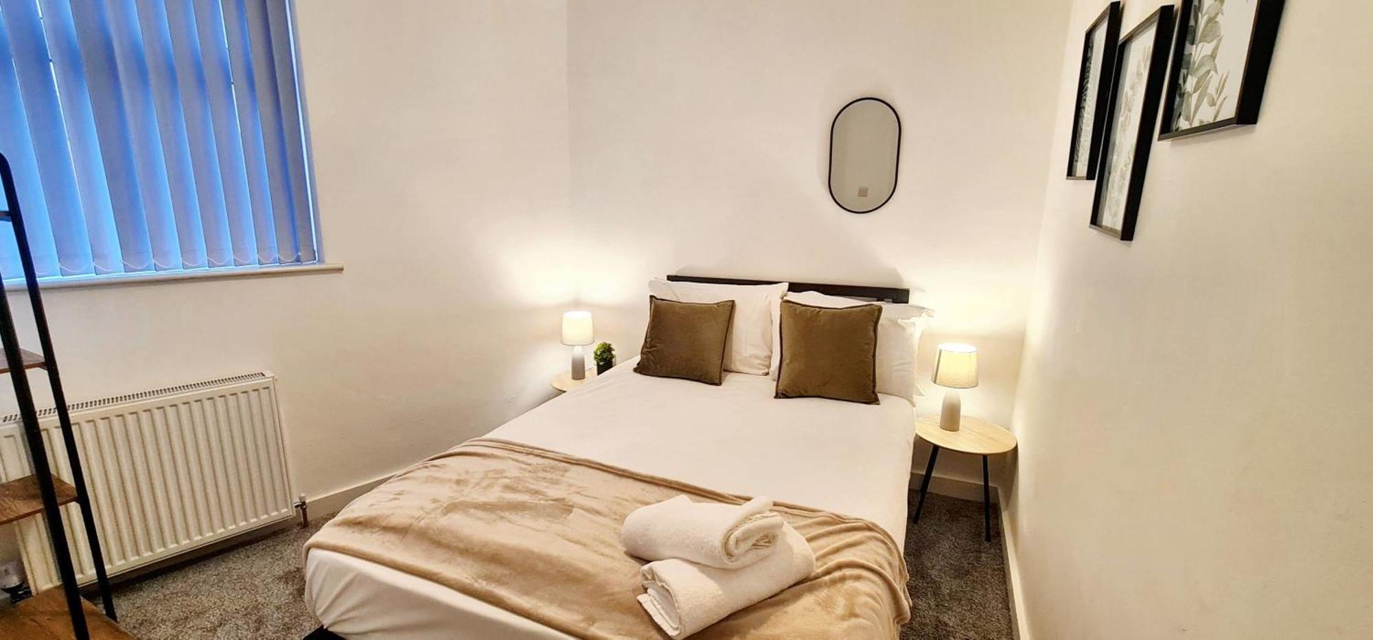 Holiday home Bright & Comfy 4-bedroom House 10 Mins To By Rest&recharge *