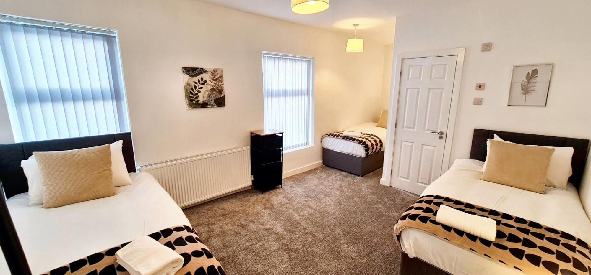Holiday home Bright & Comfy 4-bedroom House 10 Mins To By Rest&recharge Manchester
