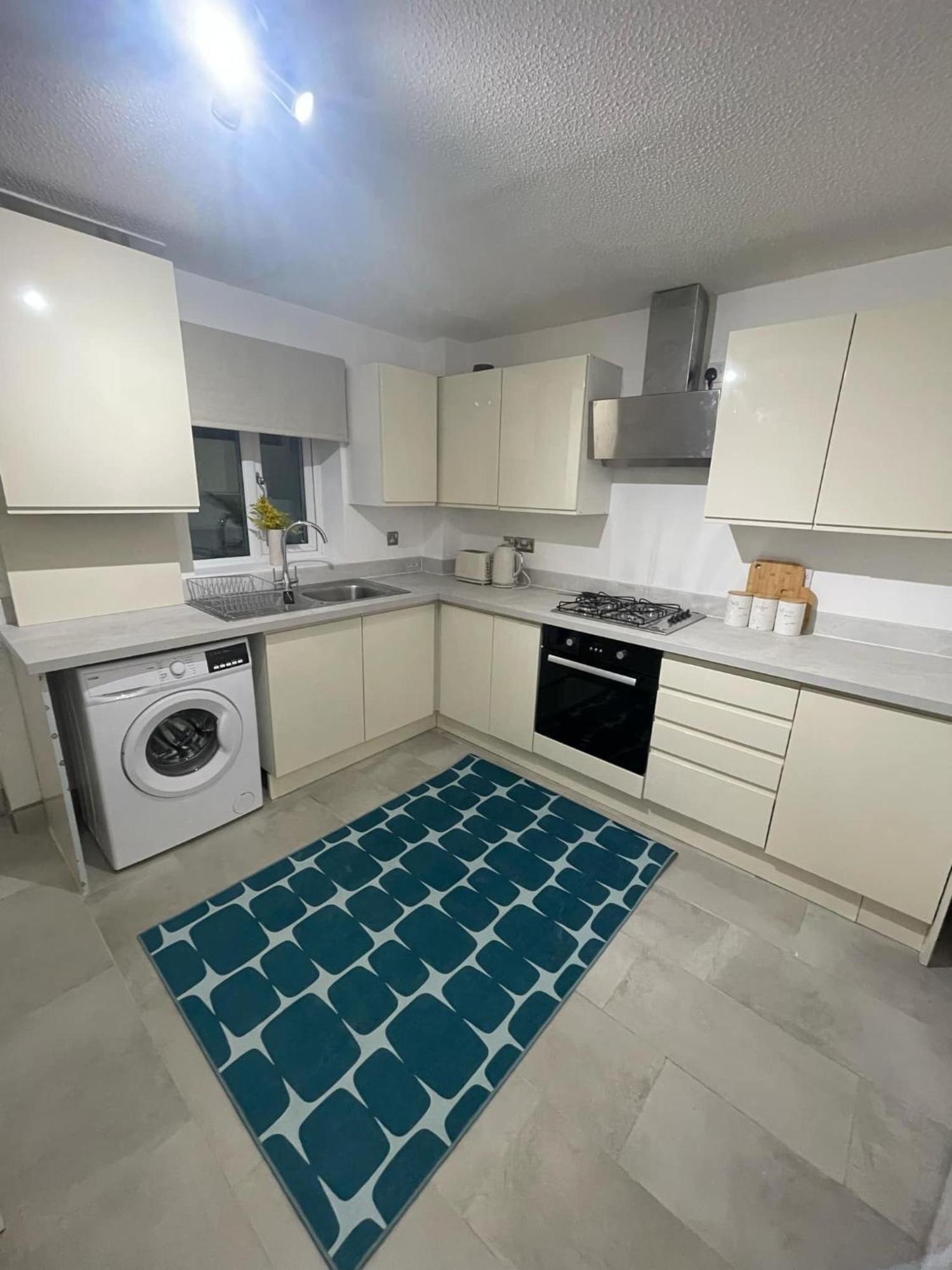 Entire Two Bed House With Gated Off Street Parking Appartement Manchester