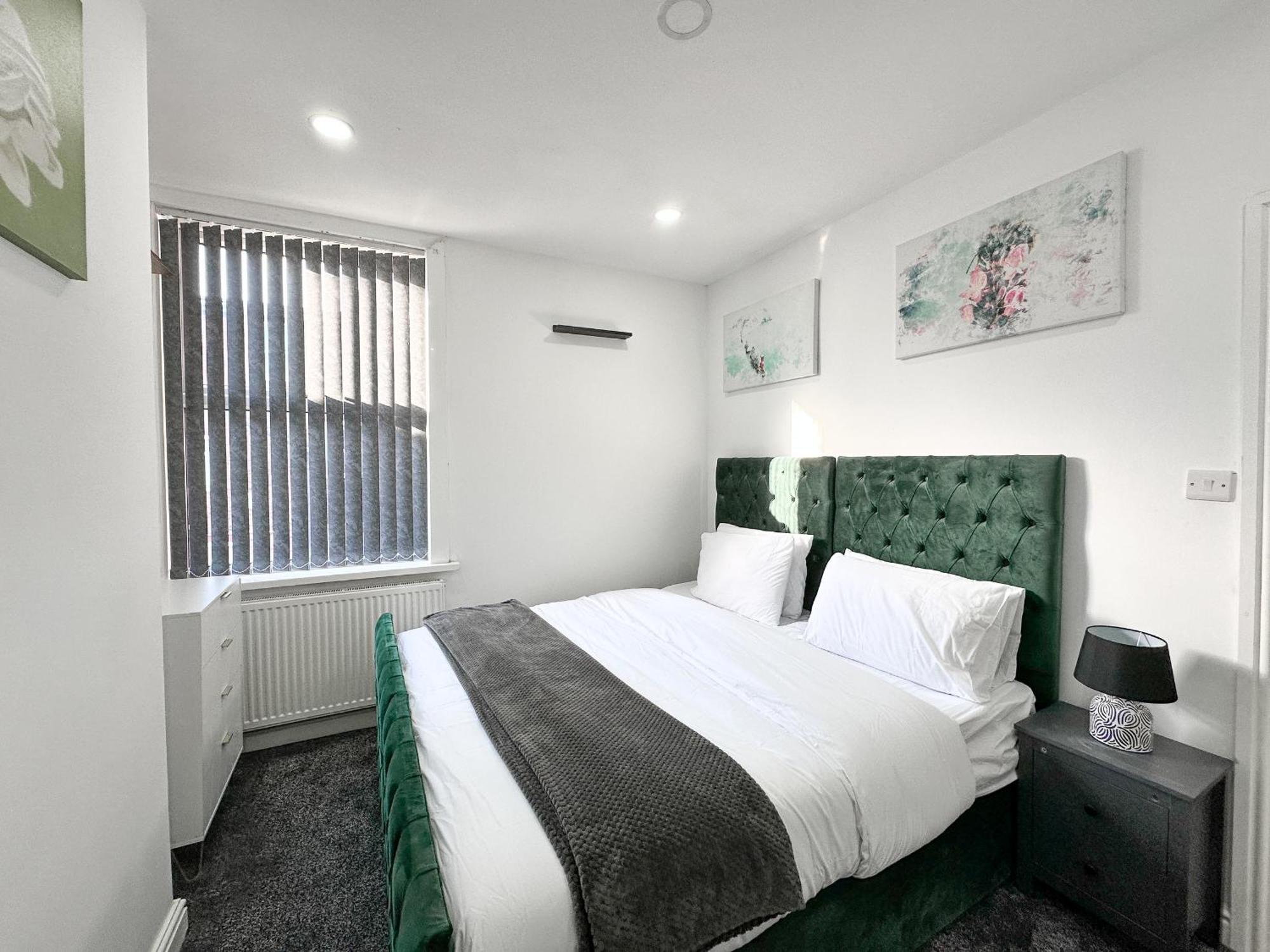 Large Home In Heart Of Bustling Levenshulme Holiday home
