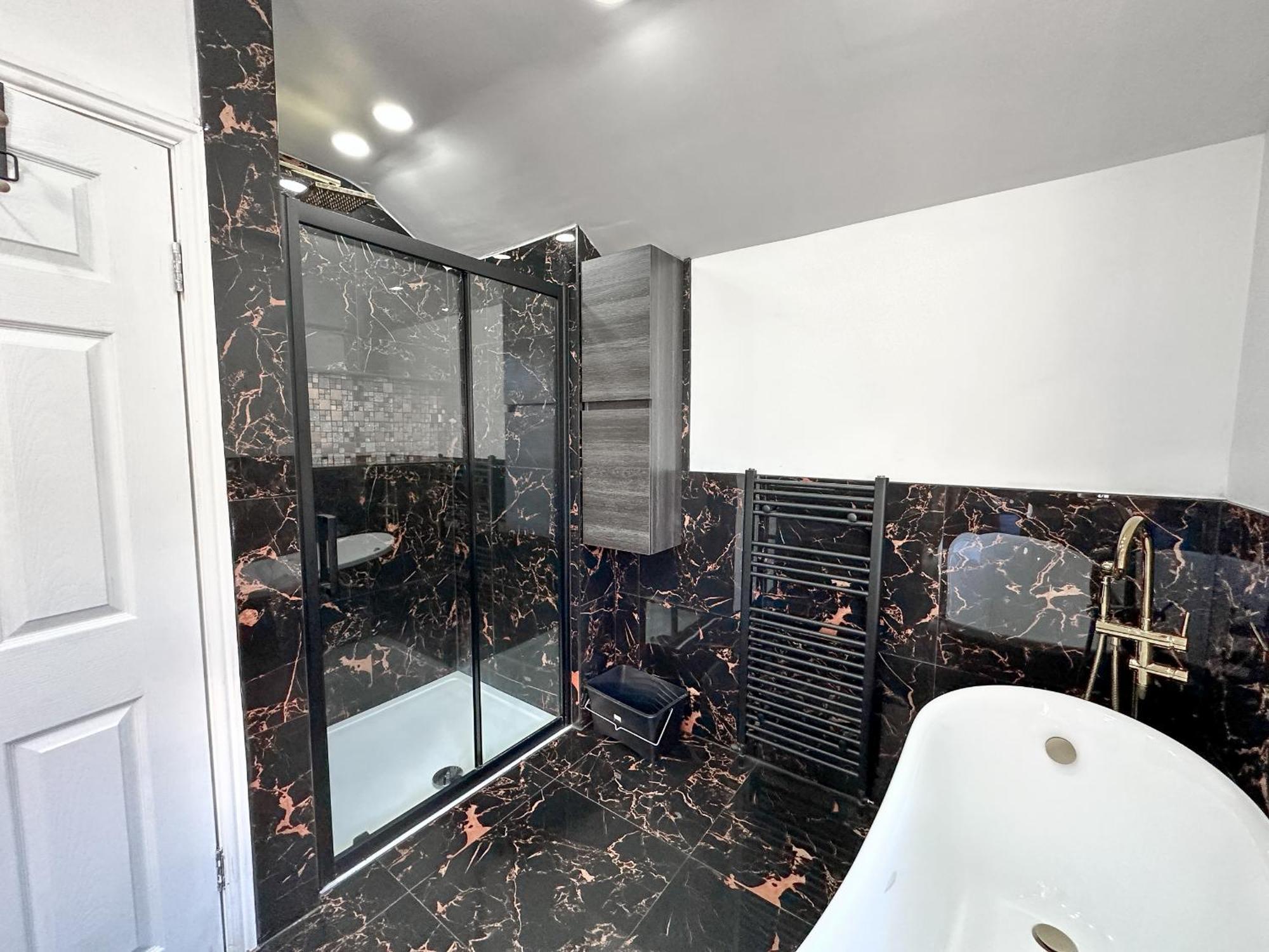 Large Home In Heart Of Bustling Levenshulme * Manchester
