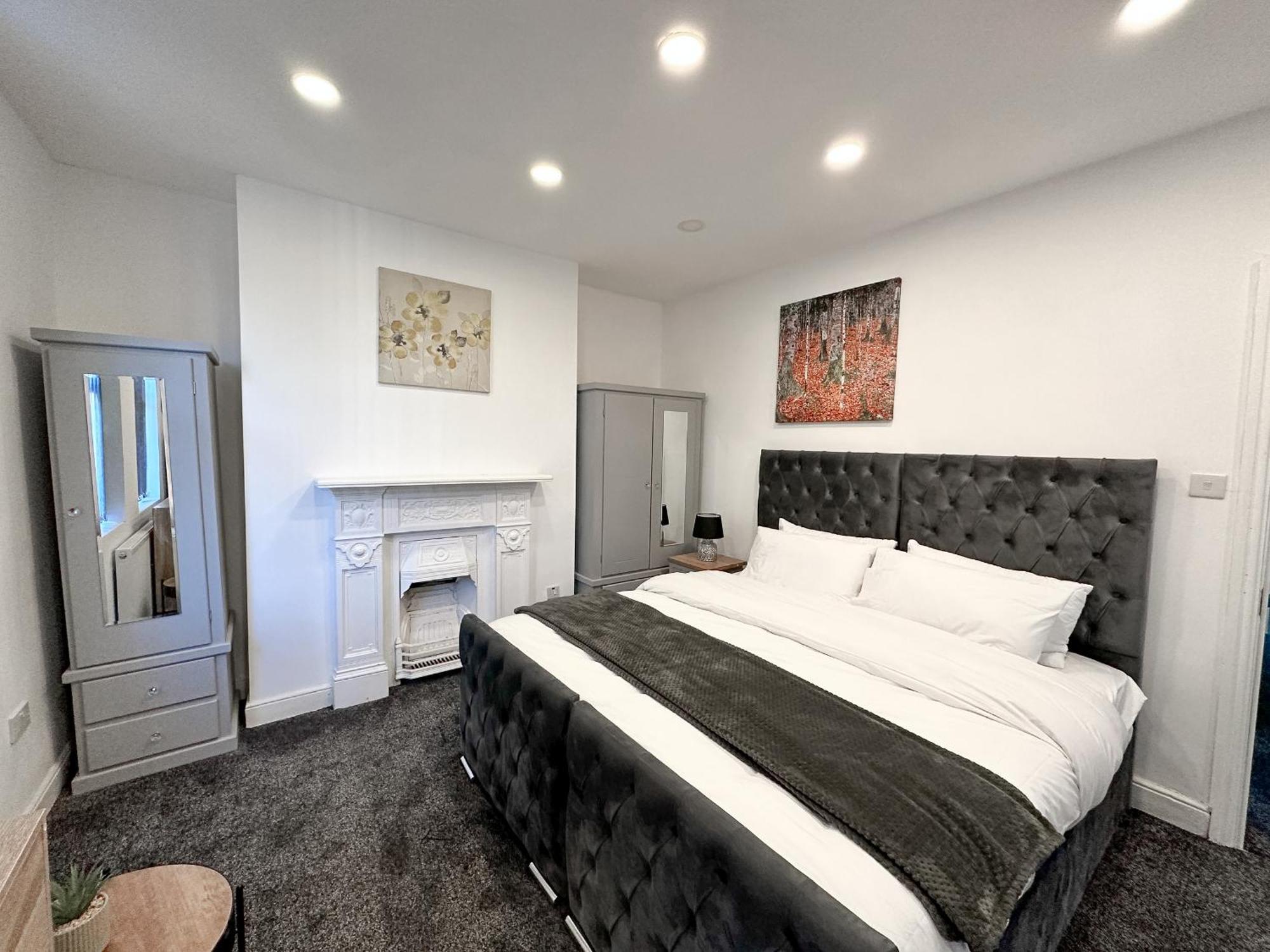 Large Home In Heart Of Bustling Levenshulme Holiday home