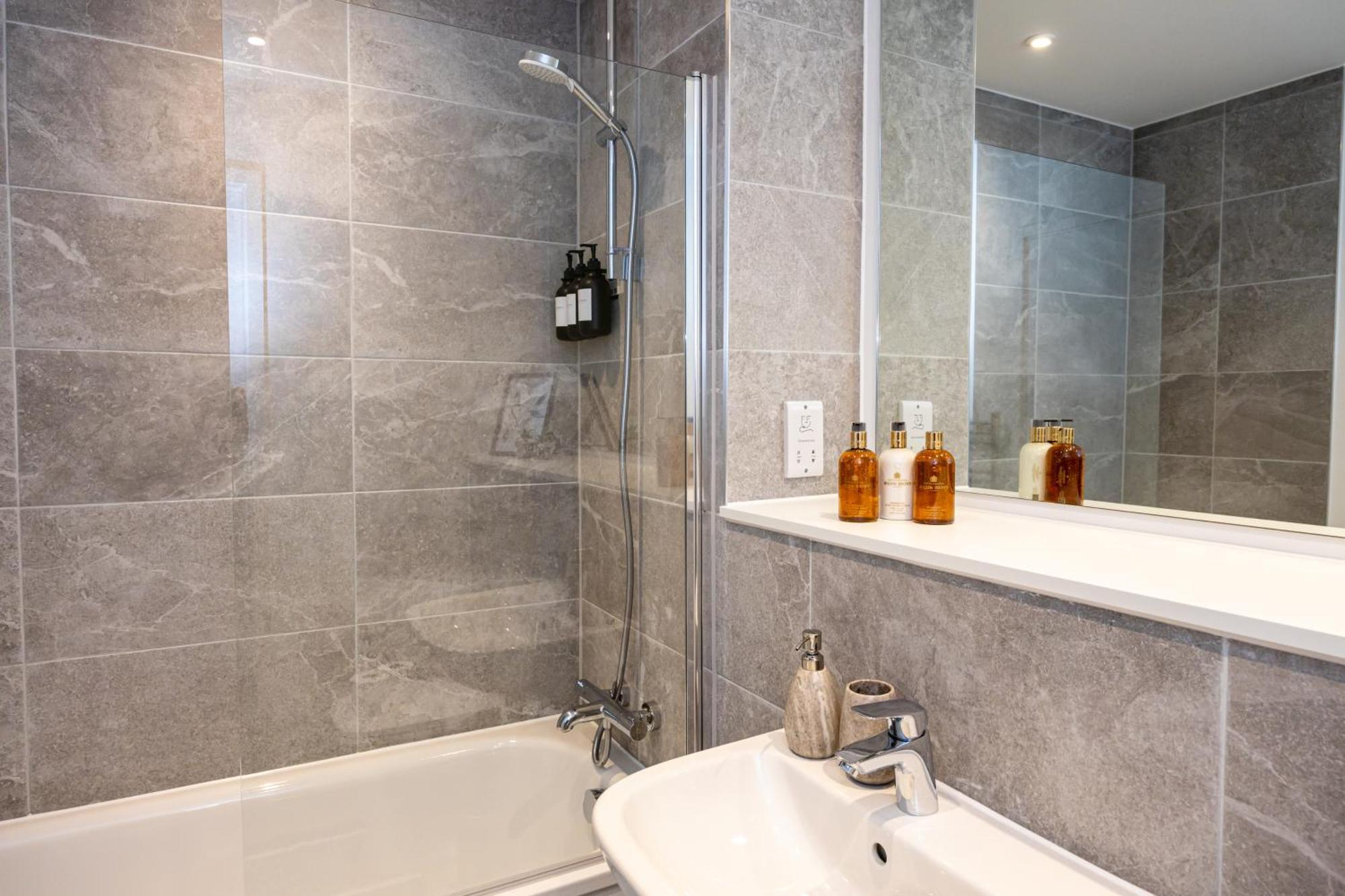 Pet Friendly 2br Near Station By Asquare Letting *