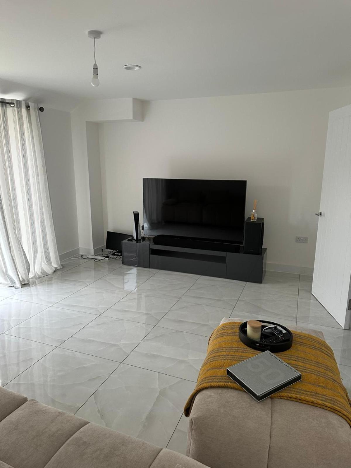 Apartment Lush King Ensuite In A Shared *
