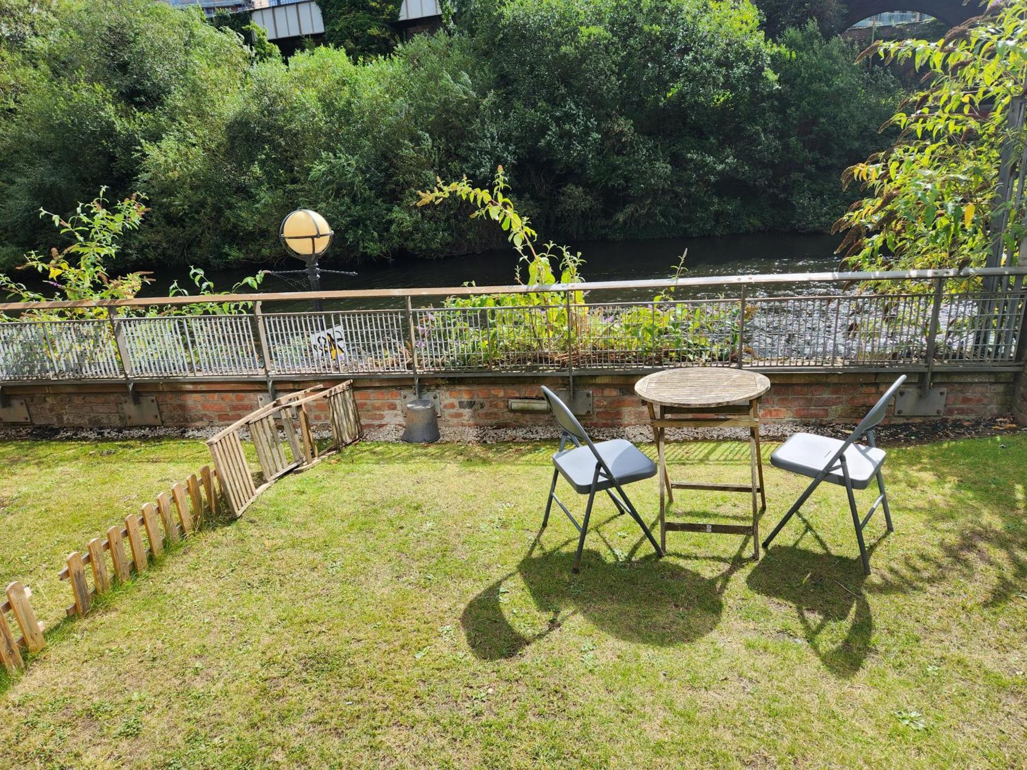 Apartment Luxury 2 Bed Apt On River, Wifi, Parking, Garden *