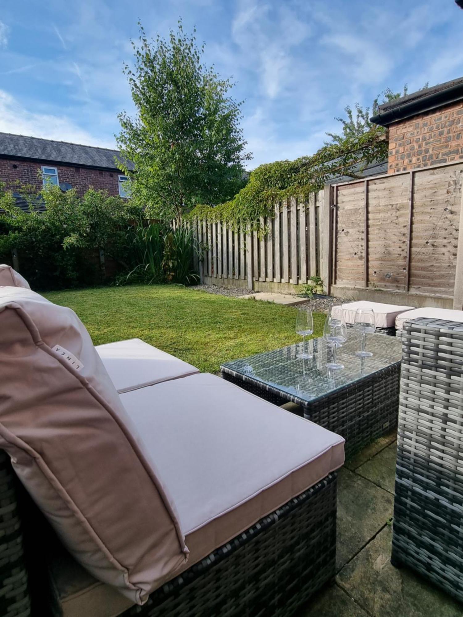 The Heart - Cosy 3 Bedroom House With Double Driveway And Garden In * Manchester