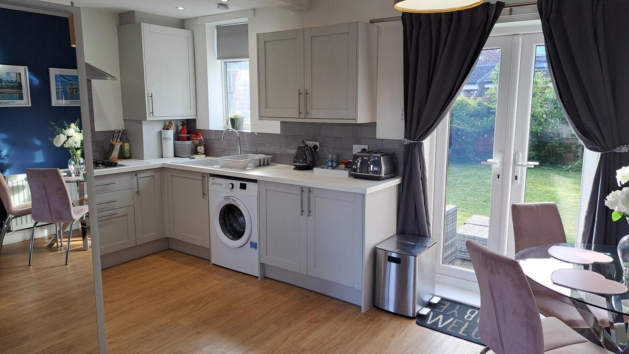 The Heart - Cosy 3 Bedroom House With Double Driveway And Garden In
