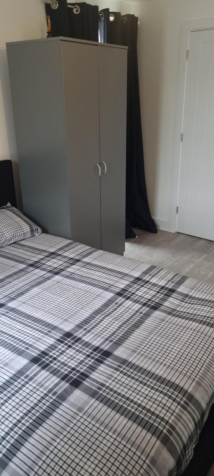 Apartment Lush King Ensuite In A Shared *