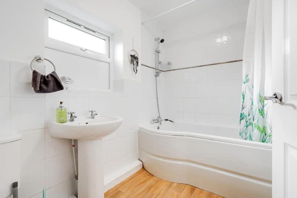 Apartment Spacious 3-story - Driveway Parking - Heaton Park Manchester