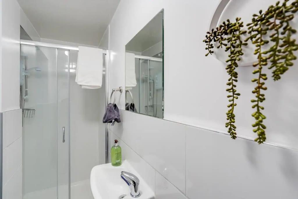 Apartment Spacious 3-story - Driveway Parking - Heaton Park Manchester