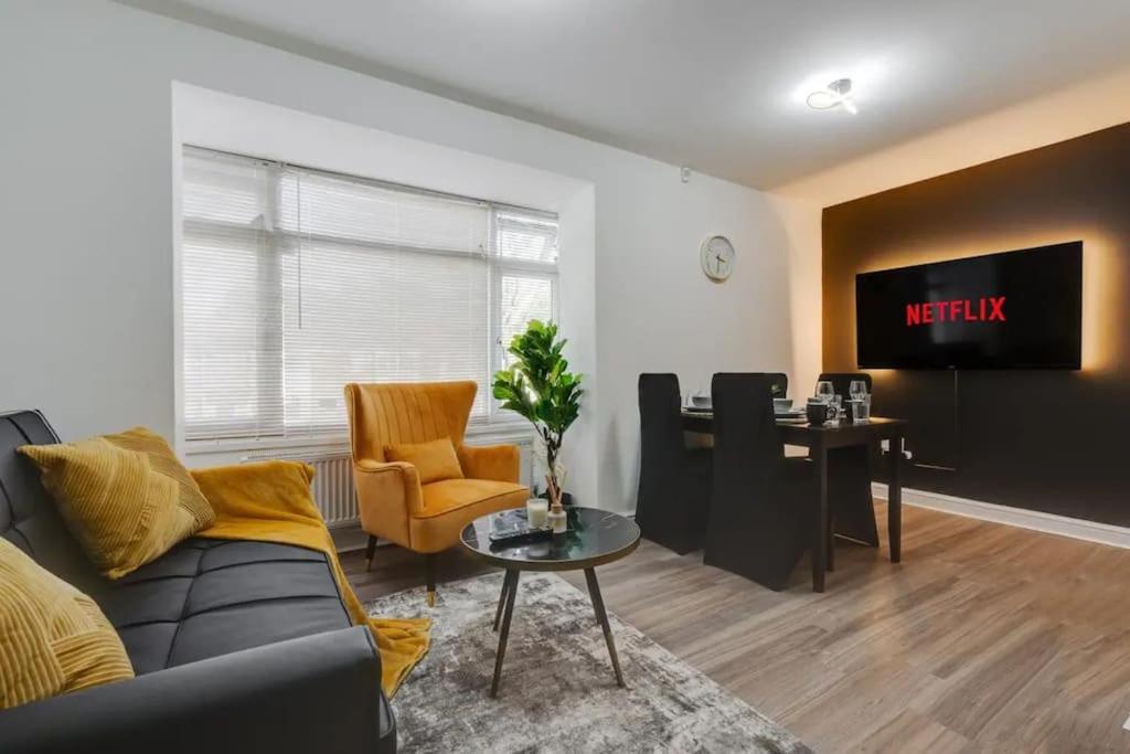 Spacious 3-story - Driveway Parking - Heaton Park * Manchester