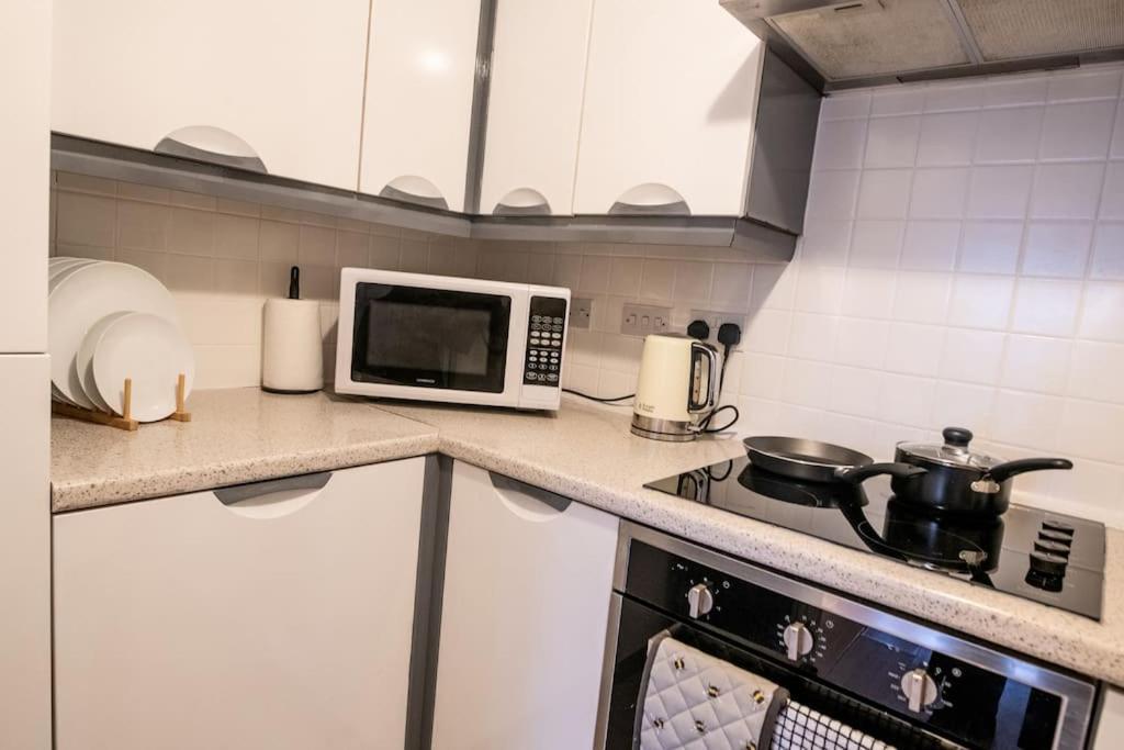 Apartment Centre Apartment, Free Parking, Sleeps 6, Smart Tvs, Long Term Disc *