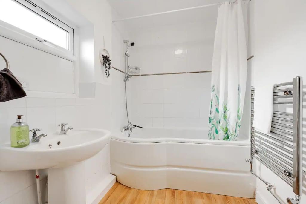 Spacious 3-story - Driveway Parking - Heaton Park * Manchester