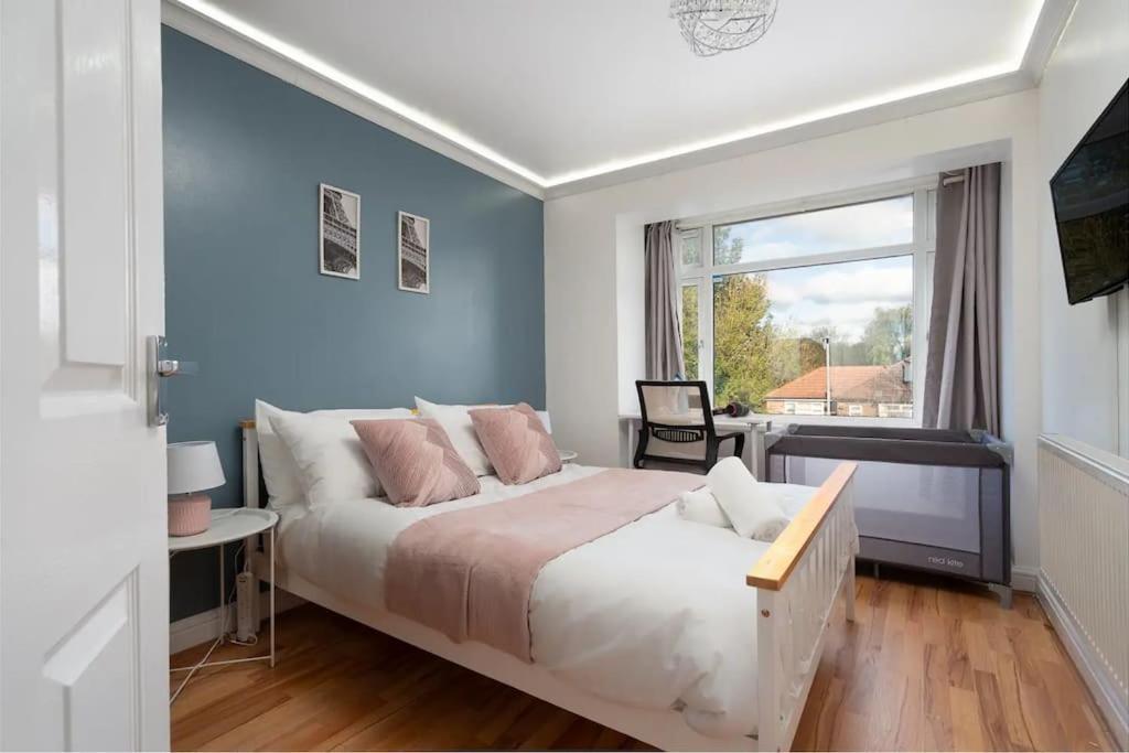 Apartment Spacious 3-story - Driveway Parking - Heaton Park