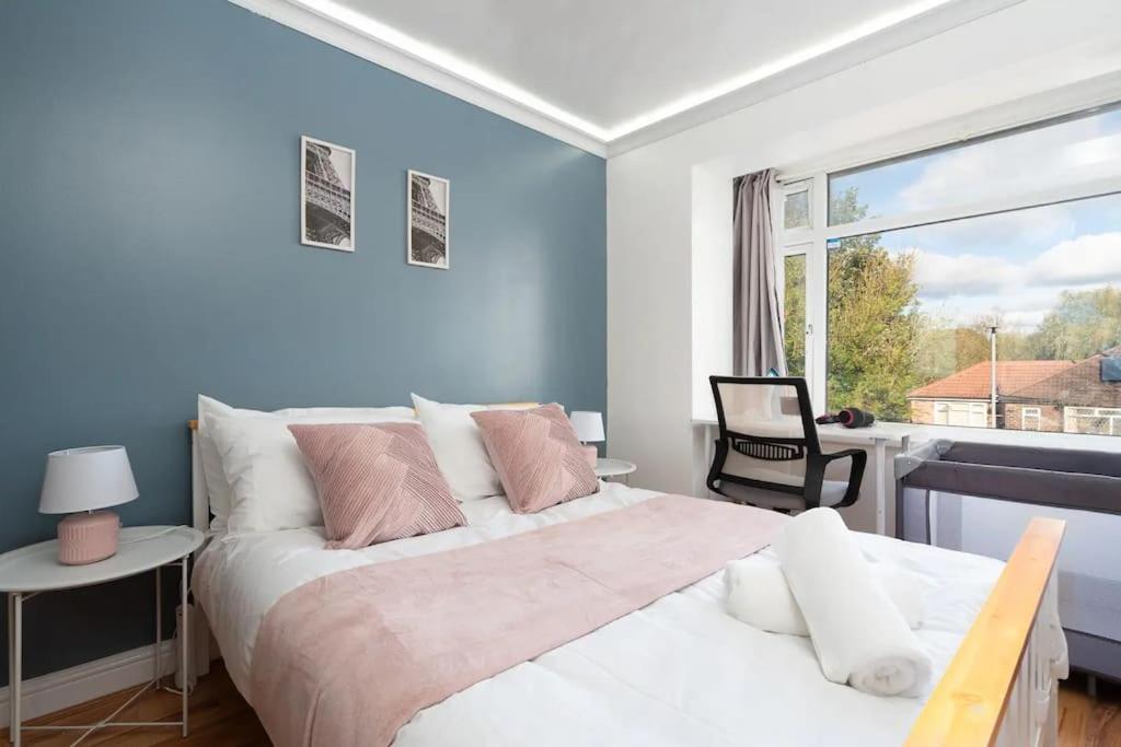 Spacious 3-story - Driveway Parking - Heaton Park Apartment Manchester
