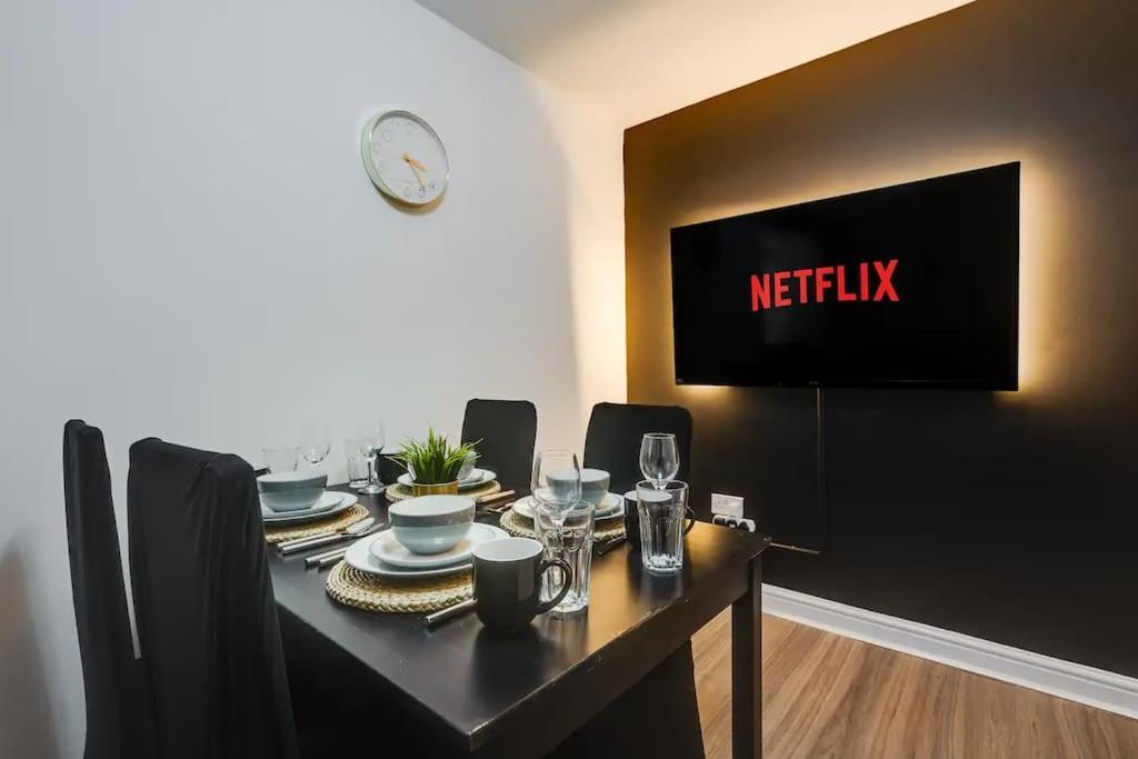 Spacious 3-story - Driveway Parking - Heaton Park Apartment Manchester