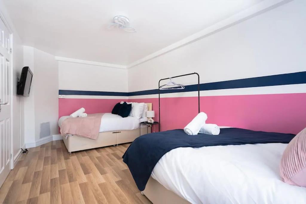 Spacious 3-story - Driveway Parking - Heaton Park Apartment Manchester
