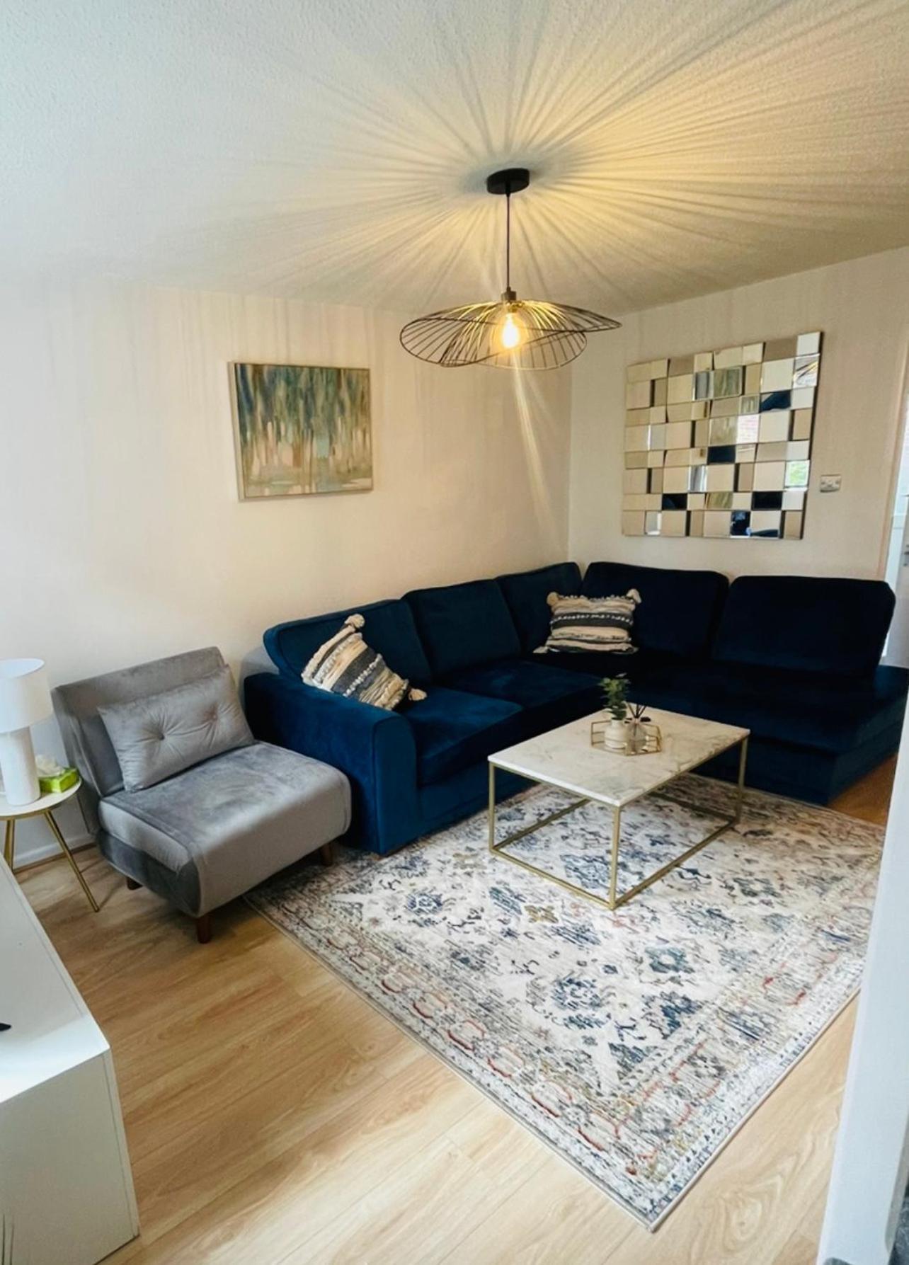 Appartement Entire Two Bed House With Gated Off Street Parking *