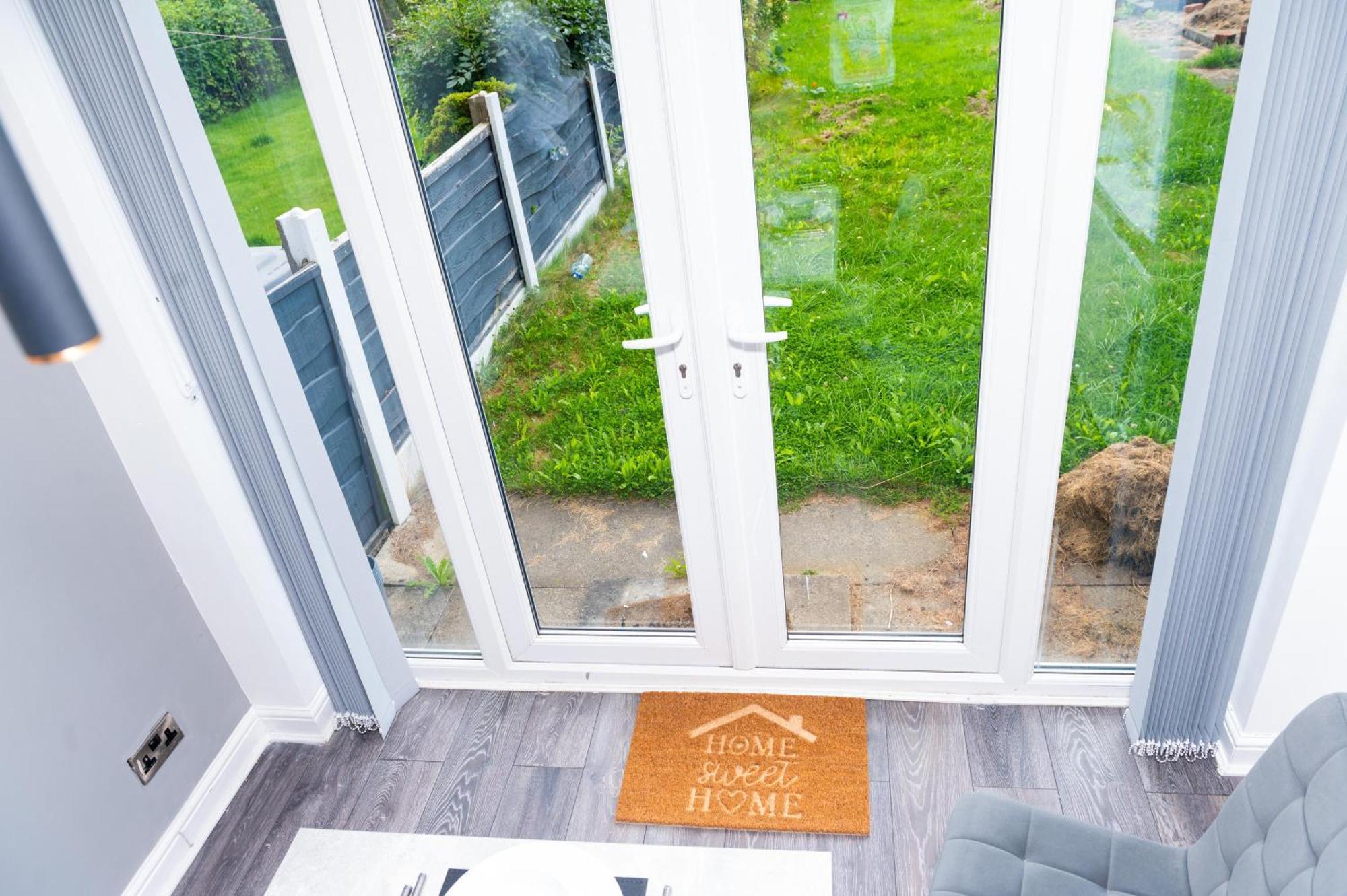 3 Bedroom House Free Wifi And Parking Holiday home Manchester