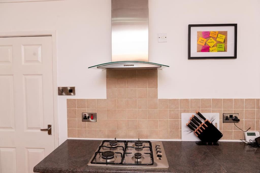 Holiday home 3 Bedroom House Free Wifi And Parking *