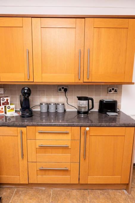 Holiday home 3 Bedroom House Free Wifi And Parking