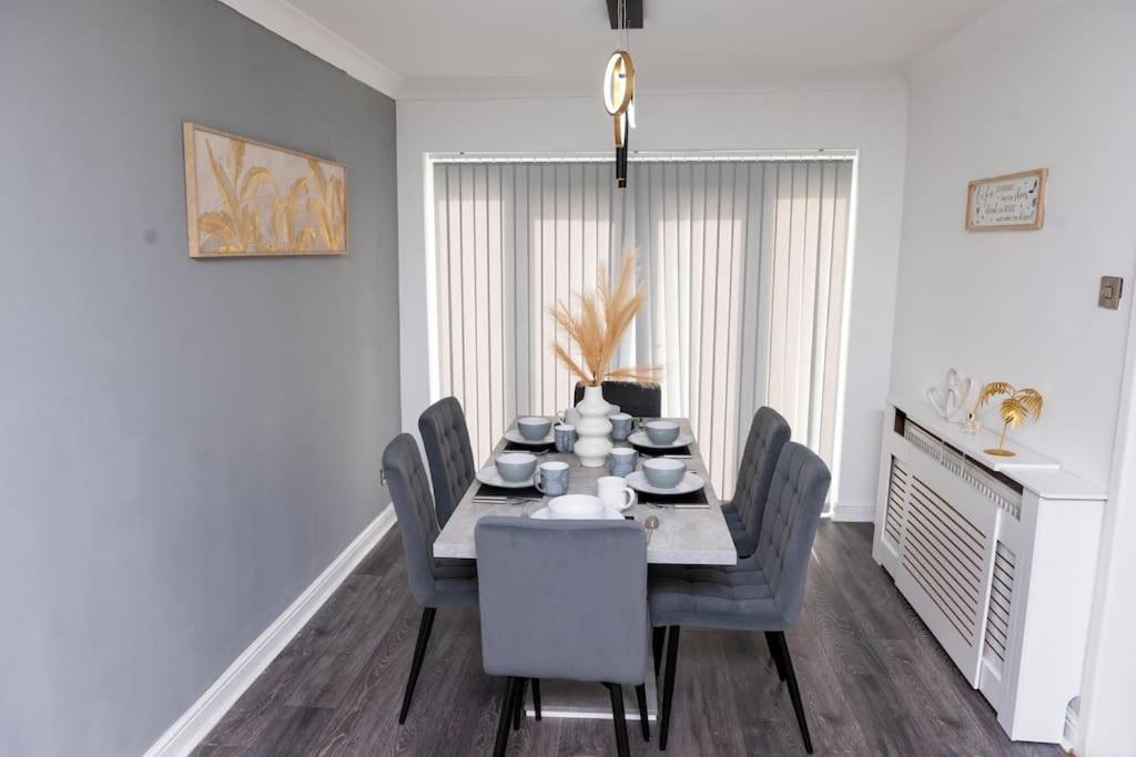 3 Bedroom House Free Wifi And Parking Holiday home *