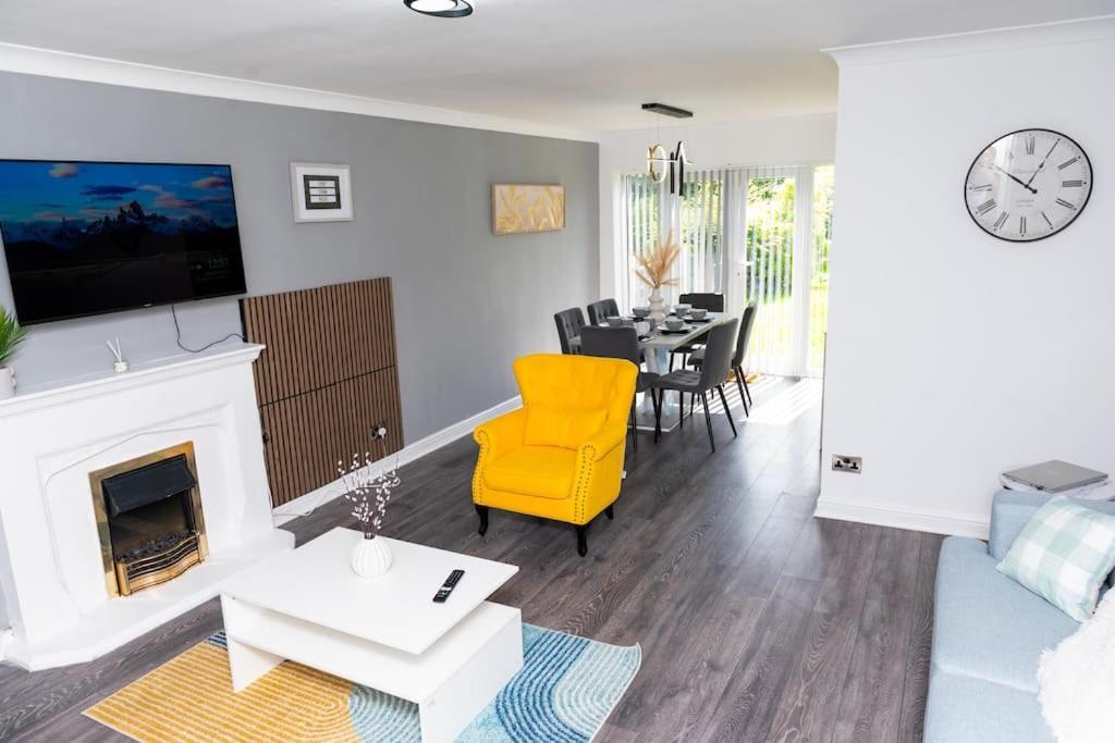 3 Bedroom House Free Wifi And Parking Holiday home Manchester