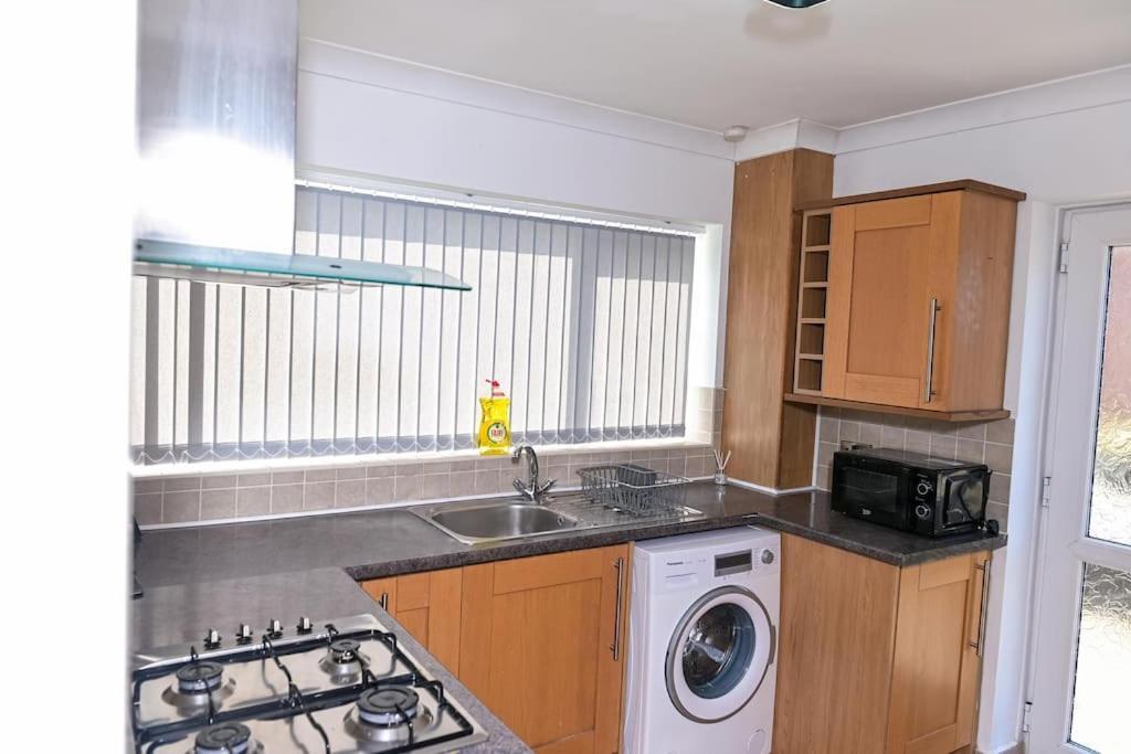 3 Bedroom House Free Wifi And Parking Manchester