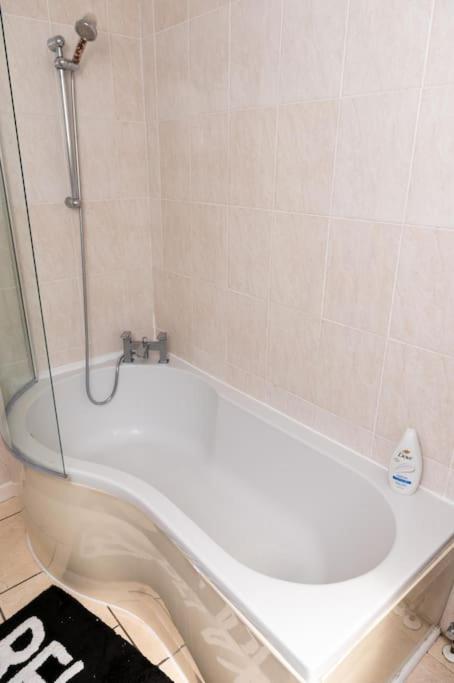 Holiday home 3 Bedroom House Free Wifi And Parking