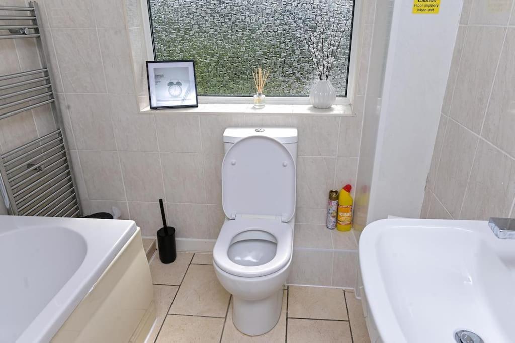 3 Bedroom House Free Wifi And Parking * Manchester