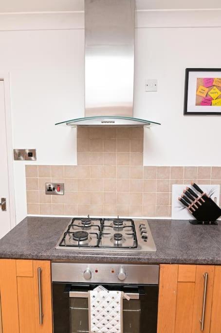 Holiday home 3 Bedroom House Free Wifi And Parking *