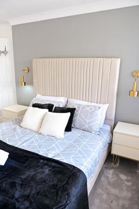 3 Bedroom House Free Wifi And Parking Holiday home Manchester