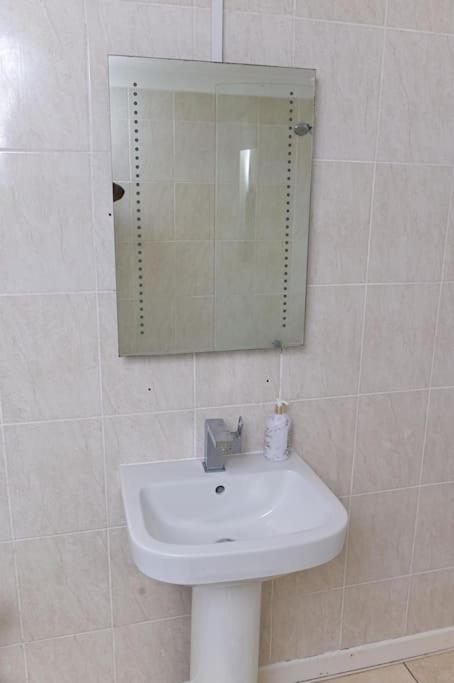 3 Bedroom House Free Wifi And Parking *