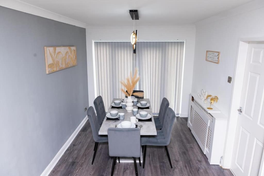 3 Bedroom House Free Wifi And Parking *