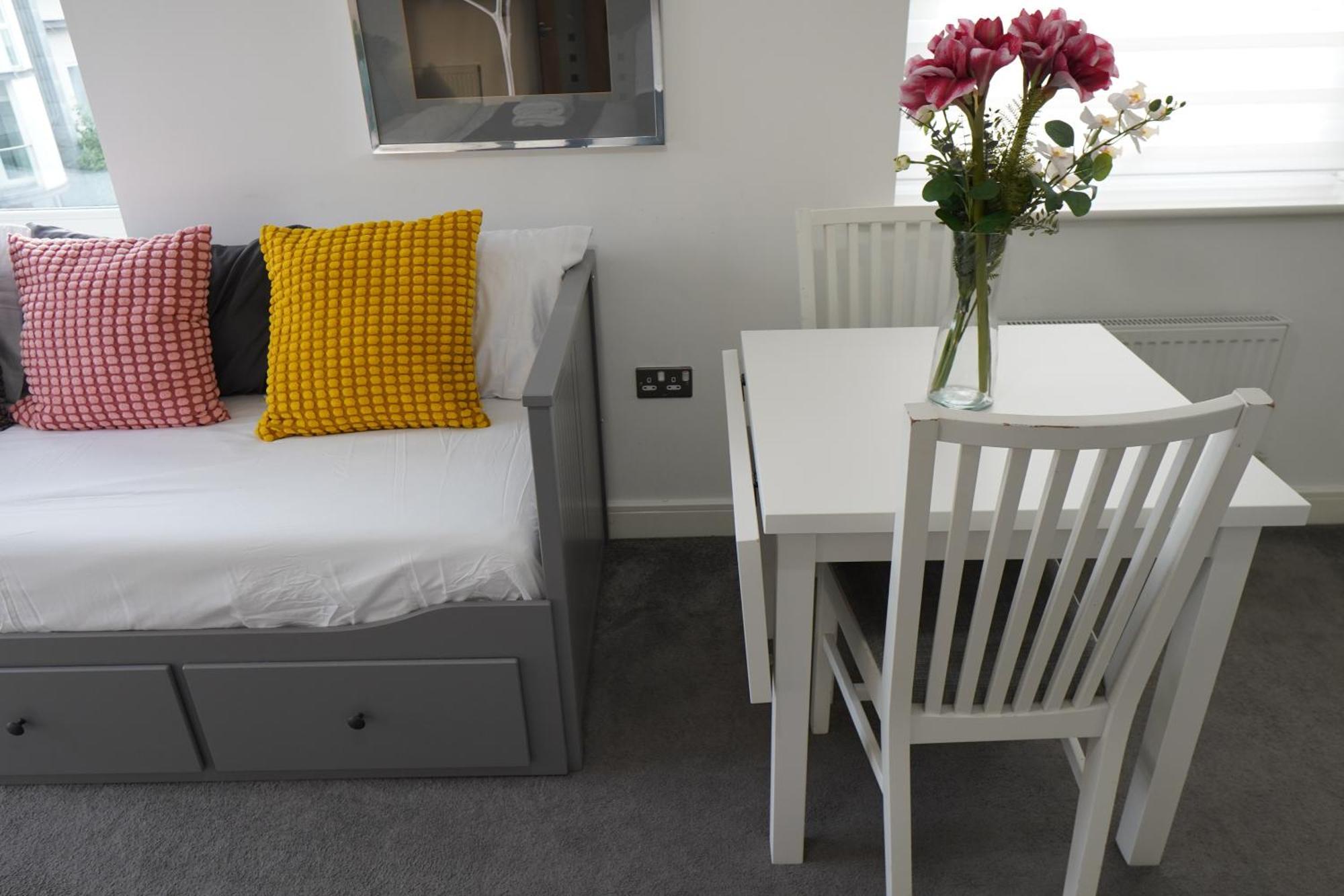 Luxury - Pick A - Free Parking & Kitchen Access, Near Etihad Stadium, The Coop Live & Piccadilly Station, Homestay