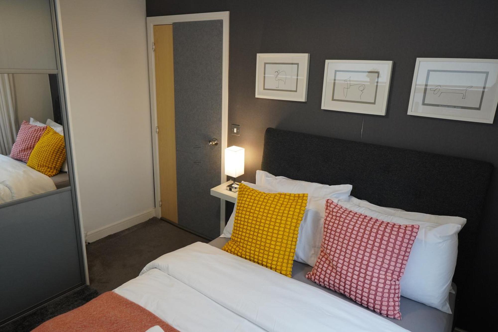 Homestay Luxury - Pick A - Free Parking & Kitchen Access, Near Etihad Stadium, The Coop Live & Piccadilly Station, Manchester