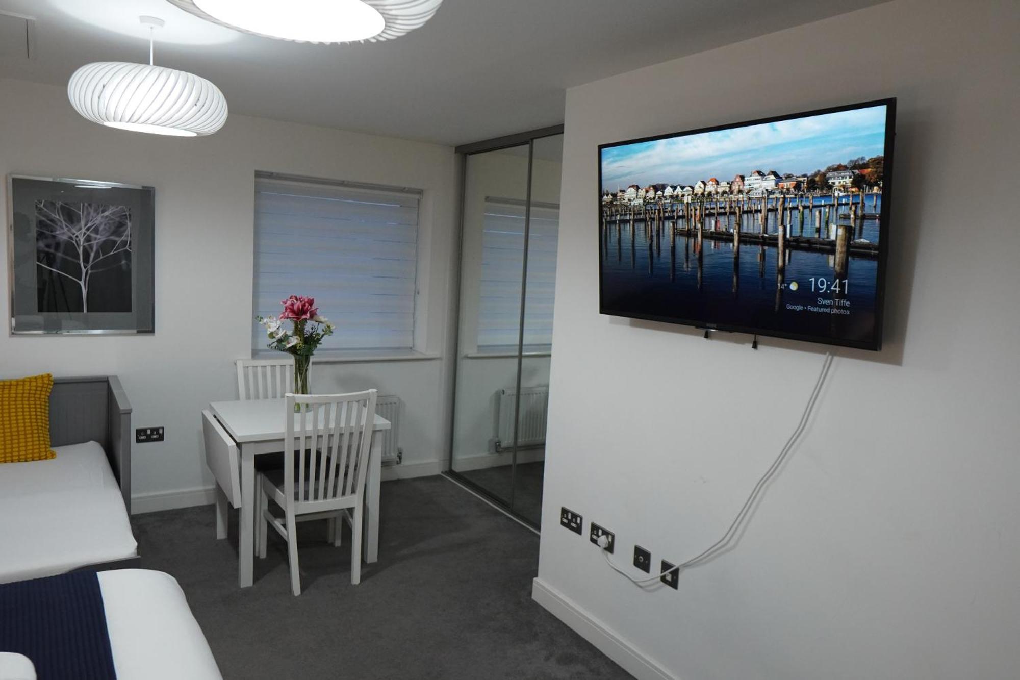 Luxury - Pick A - Free Parking & Kitchen Access, Near Etihad Stadium, The Coop Live & Piccadilly Station, Homestay *