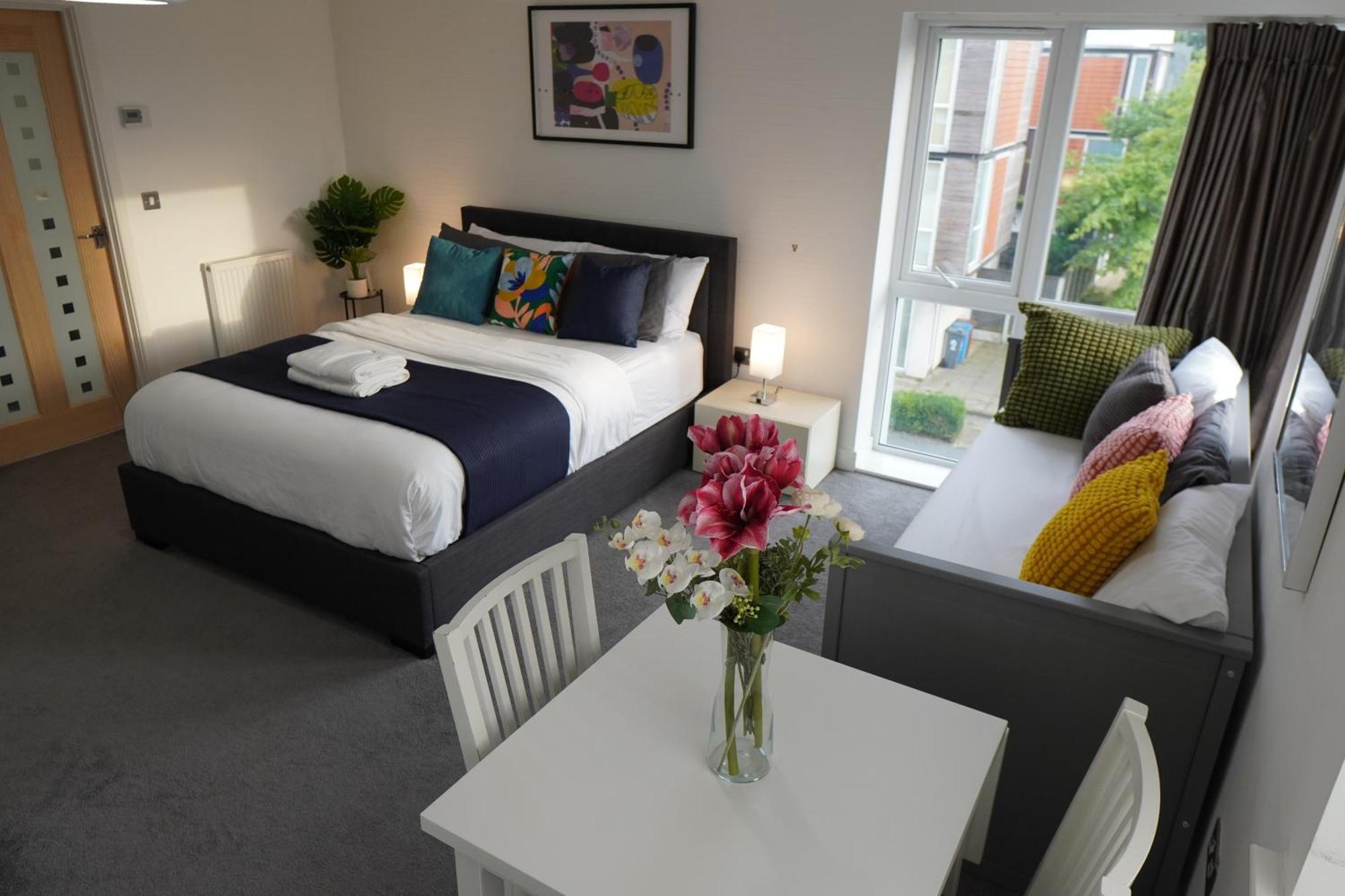 Luxury - Pick A - Free Parking & Kitchen Access, Near Etihad Stadium, The Coop Live & Piccadilly Station,